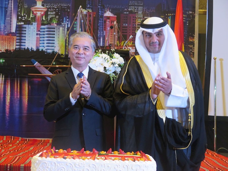 胡志明市人民委员会副主席吴明珠与科威特驻胡志明市代总领事阿里·阿尔赛汉。