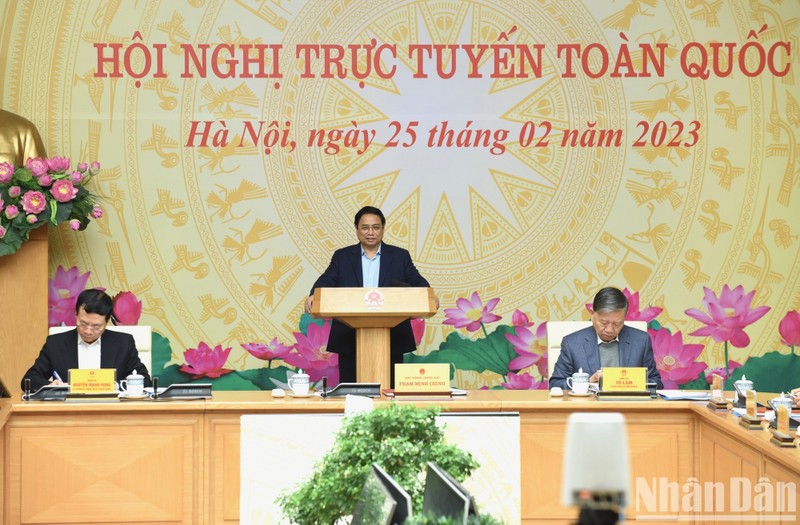 越南国家数字化转型委员会主席、政府总理范明正在会上发表讲话。