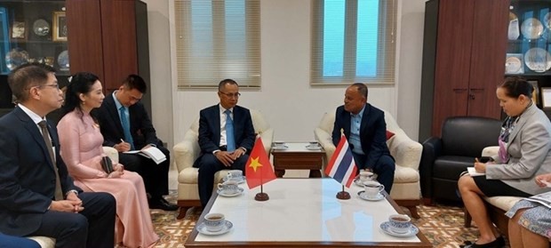 越南驻泰国大使潘志成与农磨兰普府府尹苏维特·陈旺举行工作会谈。