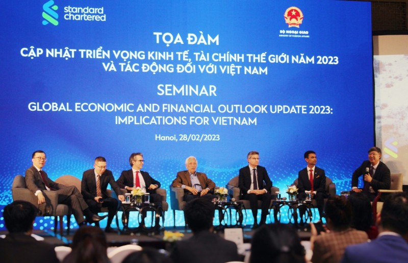 “2023年世界经济金融展望更新及其对越南影响”研讨会场景。
