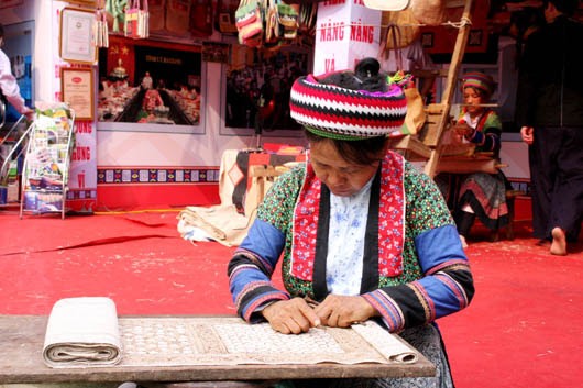 蒙族亚麻纺织业的传承和发展，不仅为当地妇女创造了脱贫致富的生计，更是成为了吸引游客的一大亮点。（图片来源：《越共电子报》）
