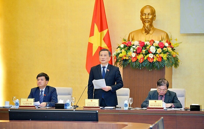 越共中央委员、国会科学技术与环境事务委员会主任黎光辉发表讲话。