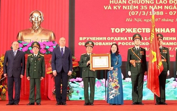 越南国防部越南-俄罗斯热带中心已举行中心成立35周年庆典暨一等劳动勋章受勋仪式。