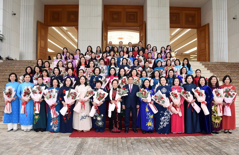 范明正总理和女性代表们合影。（图片来源：陈海 摄）