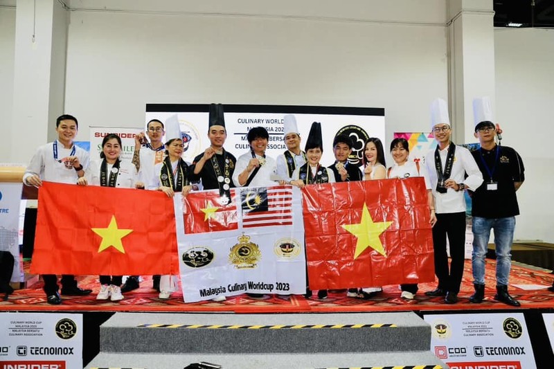 越南厨师段青田（右一）在马来西亚烹饪锦标赛上荣获四枚奖牌。