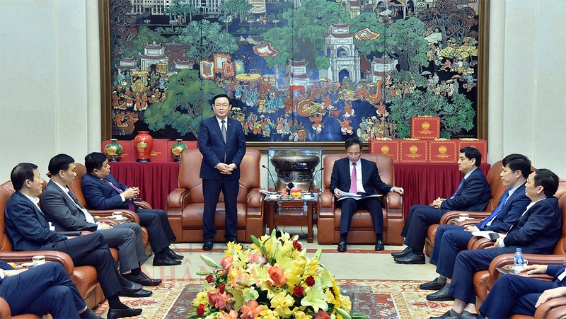 国会主席王廷惠会见兴安省主要领导人。