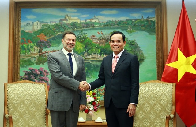 越南政府副总理陈流光会见澳大利亚驻越南大使安德鲁·戈列济诺夫斯基。