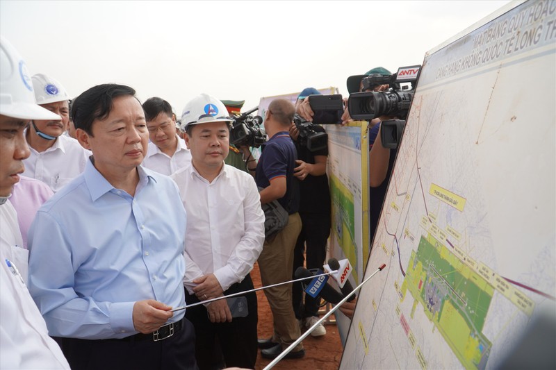 越南政府副总理陈红河视察了槟沥-隆城高速公路和隆城机场的施工进度。