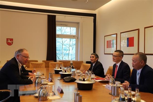 越南驻德国大使武光明与德国下萨克森州州长魏尔举行工作会议。