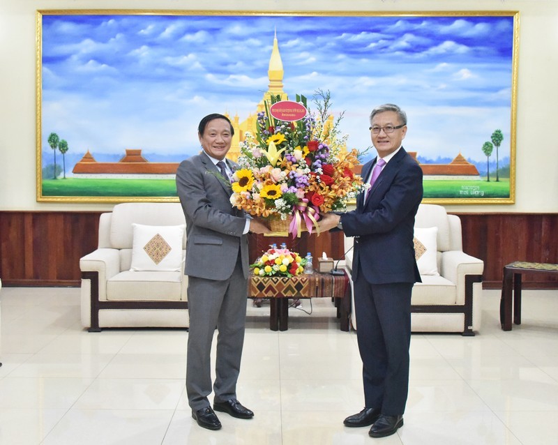 越南驻老挝大使阮伯雄向老挝人民革命党中央对外联络部部长通沙万•丰威汉送花祝贺。