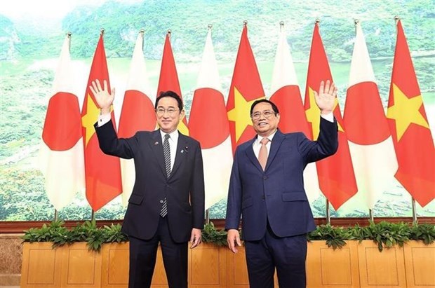越南政府总理范明正（右）与日本首相岸田文雄合影。