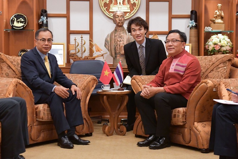 越南驻泰国大使潘志成与清迈省省长尼乐·彭诗堤塔翁。