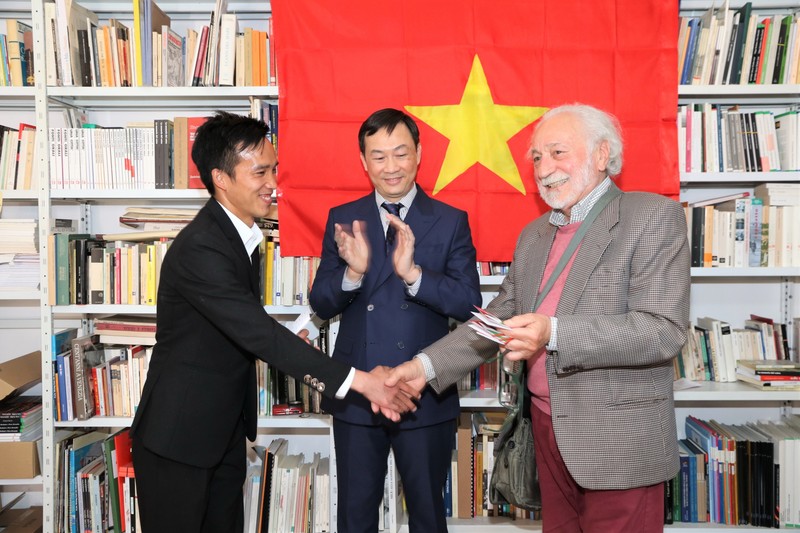 雷纳托·达西2022年5月向越南大学生代表移交越南文化屋使用权。（图片来源：越通社）