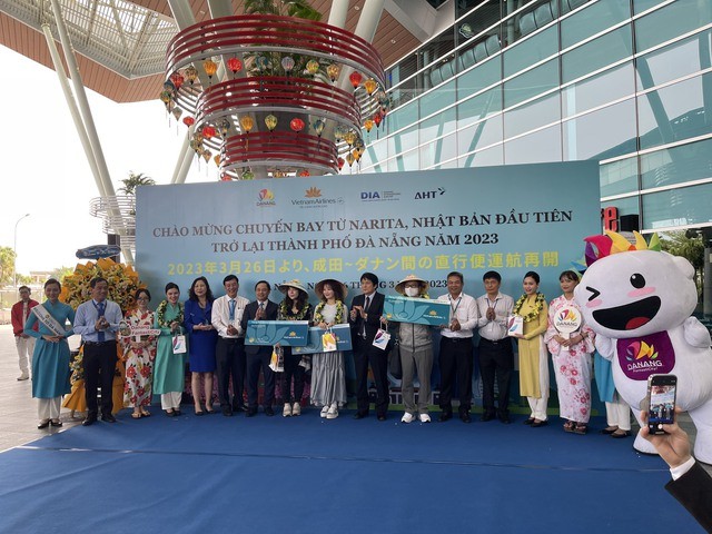 日本成田复航岘港市的首趟航的乘客获得纪念品。