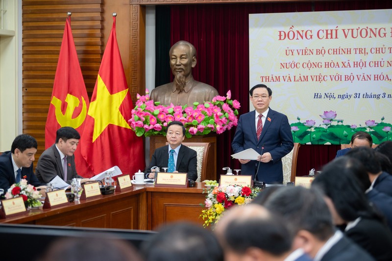 越南国会主席王廷惠在会议上发表讲话。（图片来源：VGP）