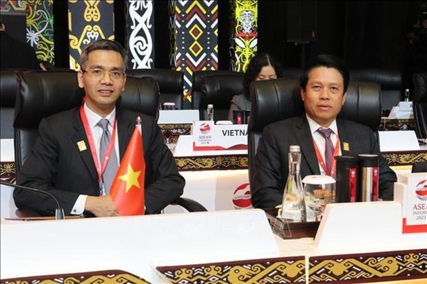 越南财政部副部长武成兴（左）出席2023年东盟财长和央行行长会议。（图片来源：越通社）