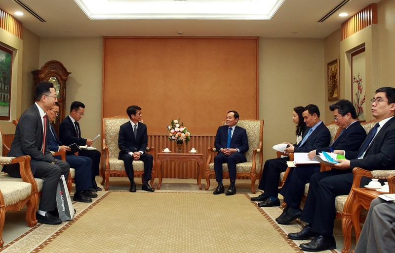 越南政府副总理陈流光在政府总部会见韩国乐金显示公司副总裁。（图片来源：VGP）