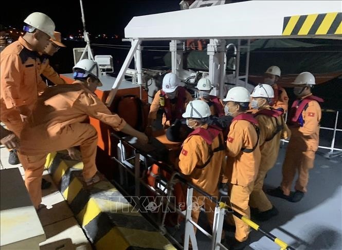 越南航海搜救协调中心及时将一名外籍船员送上岸接受救治。