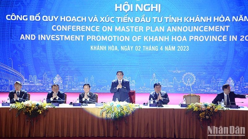 越南政府总理范明正出席会议并发表重要讲话。