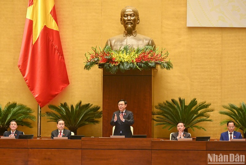 越南国会主席王廷惠主持召开专职国会代表会议。