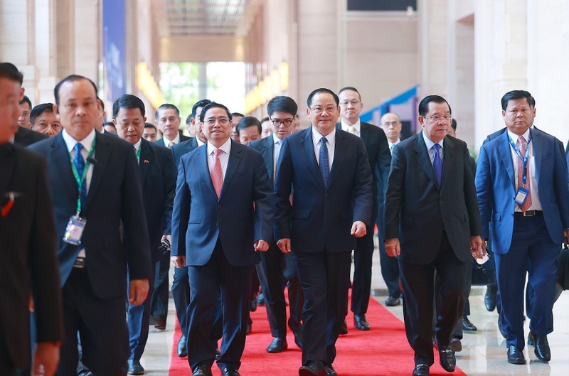 越南政府总理范明正与老挝总理、柬埔寨首相。（图片来源：越通社）