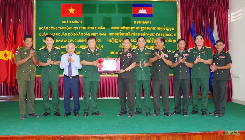 平顺省军事指挥部走访柬埔寨磅清扬省并致以节日祝福。（图片来源：人民军队报）