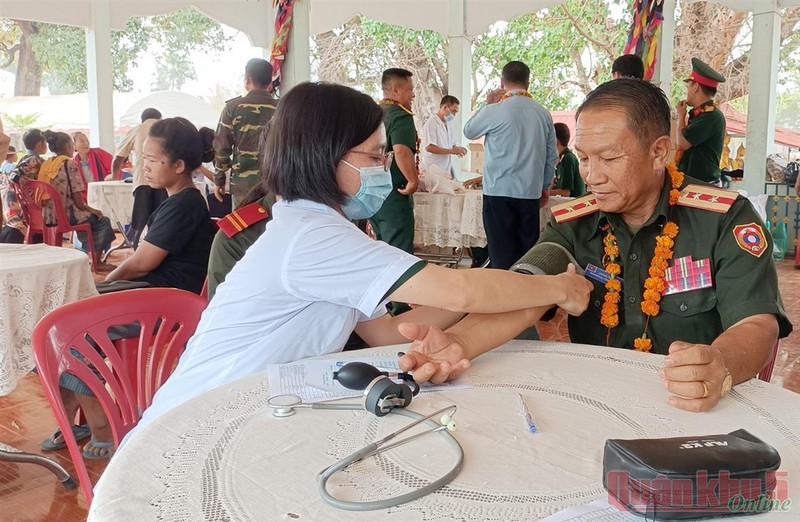 为老挝民众进行免费体检和提供药品。
