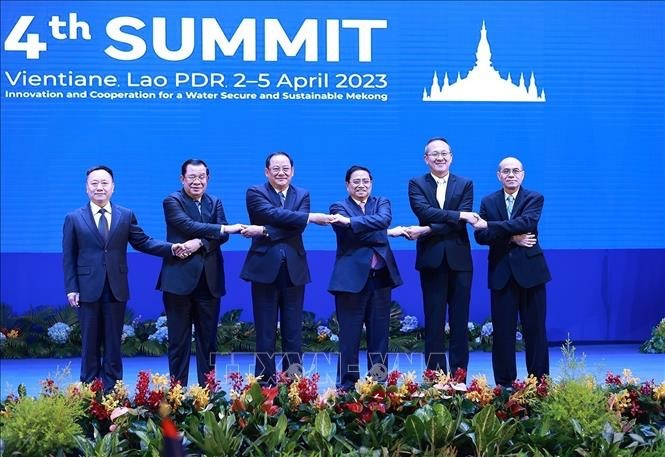 越南政府总理范明正（右三）和各位代表合影。（图片来源：越通社）