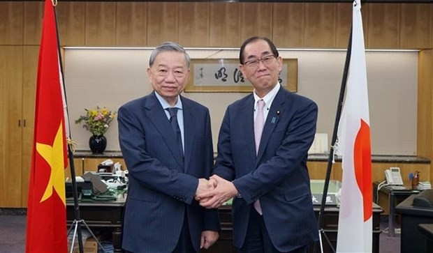 苏林大将在会见日本内务与传媒大臣松本刚明。（图片来源：越通社）