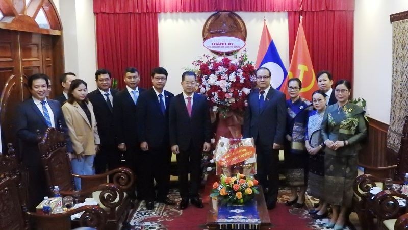 岘港市领导代表团送花祝贺老挝驻岘港市总领事馆。