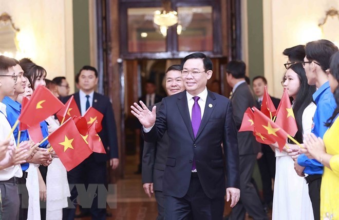 越南国会主席王廷惠与旅居古巴越南人代表会面。（图片来源：越通社）