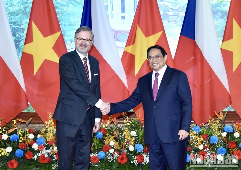 越南政府总理范明正与捷克总理彼得•菲亚拉。（图片来源： 陈海 摄）