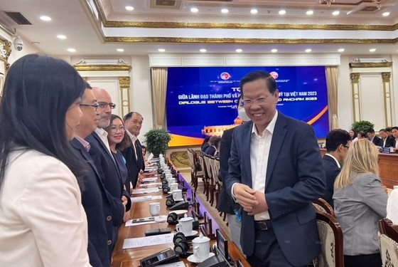越南胡志明市领导与越南美国商会领导举行座谈会。