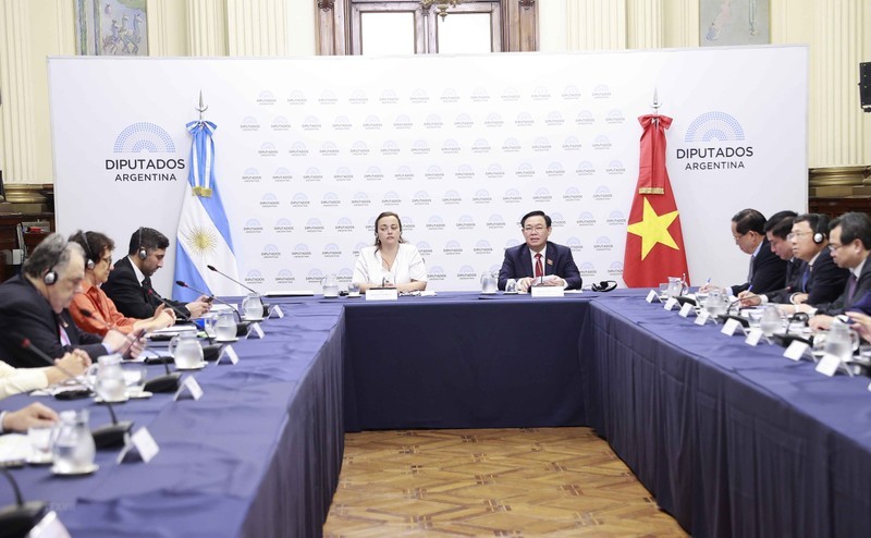 越南国会主席王廷惠与阿根廷众议长塞西莉亚·莫罗举行会谈。（图片来源：越通社）
