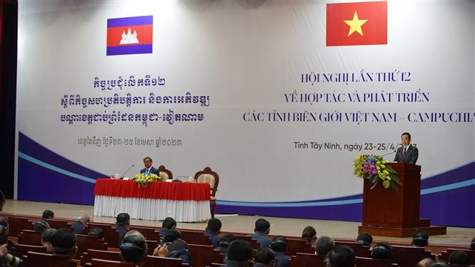 第12次越南与柬埔寨边境省份合作与发展会议在越南西宁省举行。