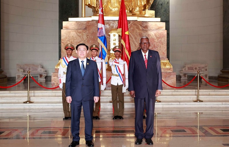 越南国会主席王廷惠与古巴全国人民政权代表大会主席在欢迎仪式上合影。（图片来源：越通社）