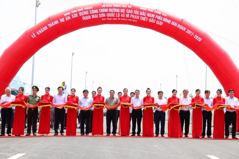 越南政府总理范明正宣布南北高速公路东段2条高速竣工通车。（图片来源：VGP）