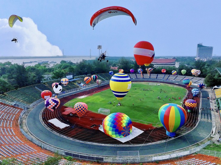 2023年芹苴市热气球节开幕式在芹苴市运动场举行。（图片来源：年轻人报）