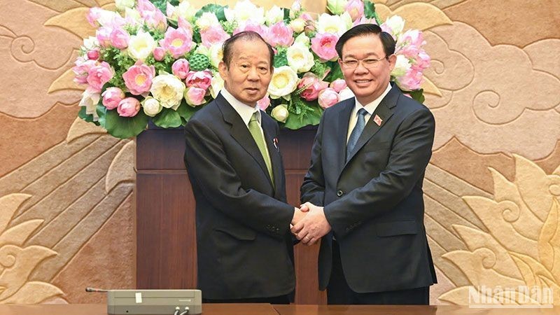 越南国会主席王庭惠会见日越友好议员联盟主席。
