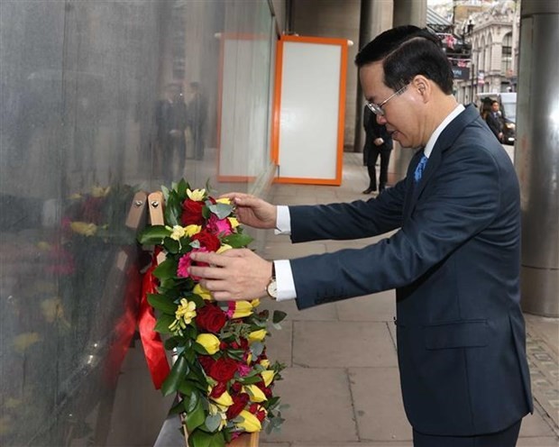 越南国家主席武文赏向在伦敦的胡志明主席纪念碑献花。（图片来源：越通社）