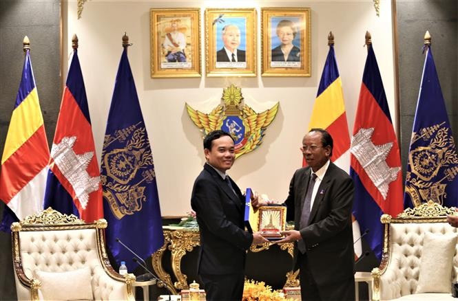 越南政府副总理陈流光会见柬埔寨副首相兼国防部长迪班。（图片来源：越通社）