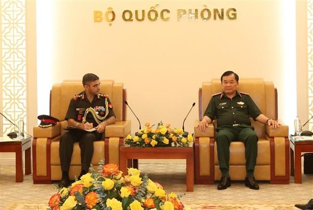 越共中央委员、国防部副部长黄春战上将会见印度驻越南大使馆国防武官迪拉吉·科特瓦尔 大校。（图片来源：越通社）