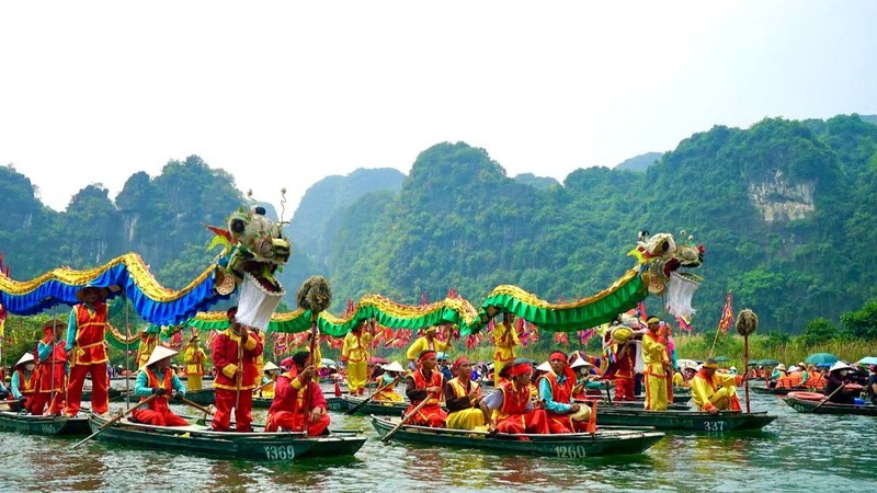 2023年长安庙会的独特河上舞龙表演。