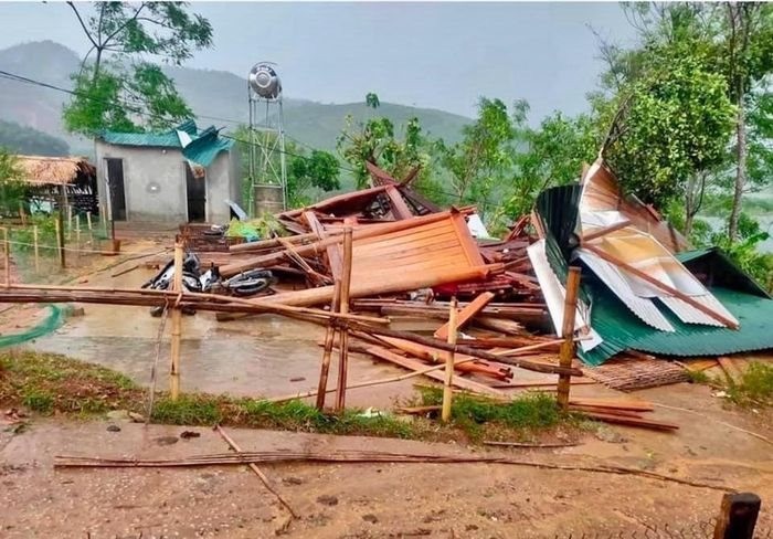 雷暴伴随强风导致义安省的房屋倒塌。
