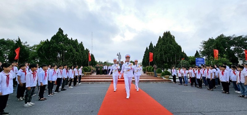 广宁省姑苏县县委、人民委员会在岛上举行升国旗仪式。