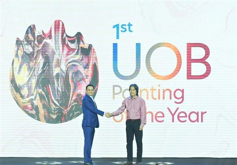 越南大华银行总经理 Victor Ngo和越南美术、摄影和展览局副局长吴俊峰在比赛启动仪式。（图片来源：劳动报）