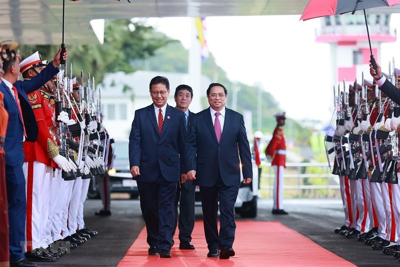 越南政府总理范明正抵达印度尼西亚出席第42届东盟峰会