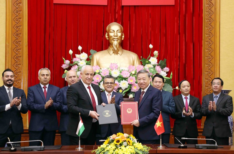 越南公安部部长苏林与巴勒斯坦国内政部部长齐亚德·哈巴瑞签署了关于预防打击犯罪的合作协议。（图片来源：越通社）