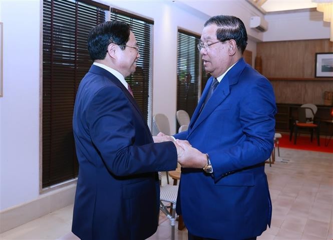 越南政府总理范明正会见柬埔寨首相洪森。（图片来源：越通社）