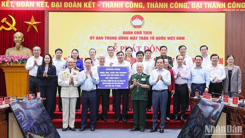 越南国家主席武文赏向“大团结屋”活动移交援助款项。